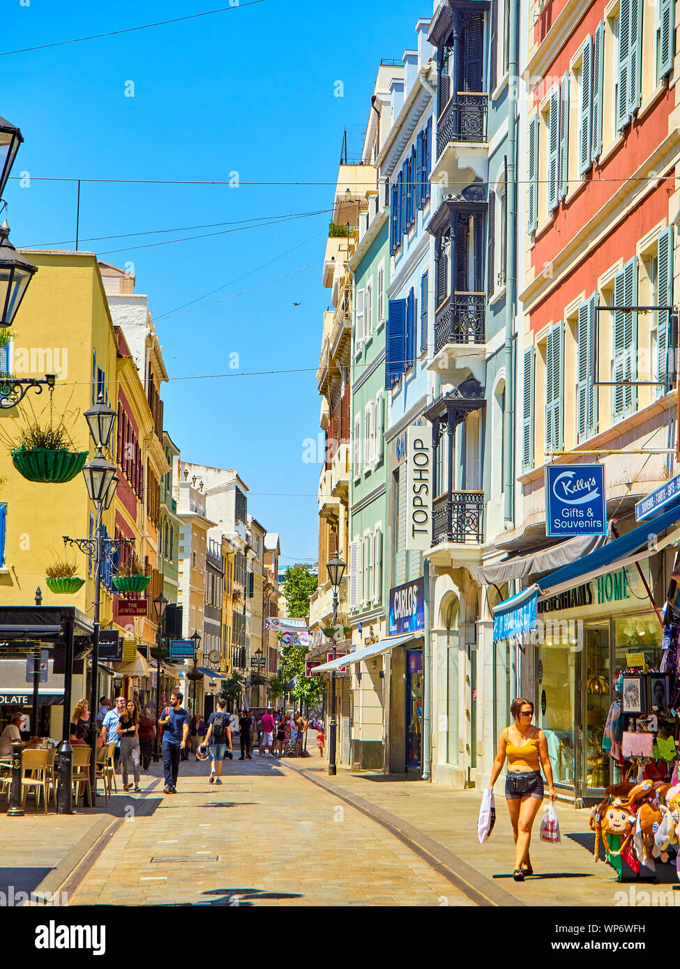 Gibraltar, UK - 29. Juni 2019. Touristen zu Fuß auf einer Hauptstraße im sonnigen Tag. Gibraltar Innenstadt, Britisches Überseegebiet. UK. Stockfoto