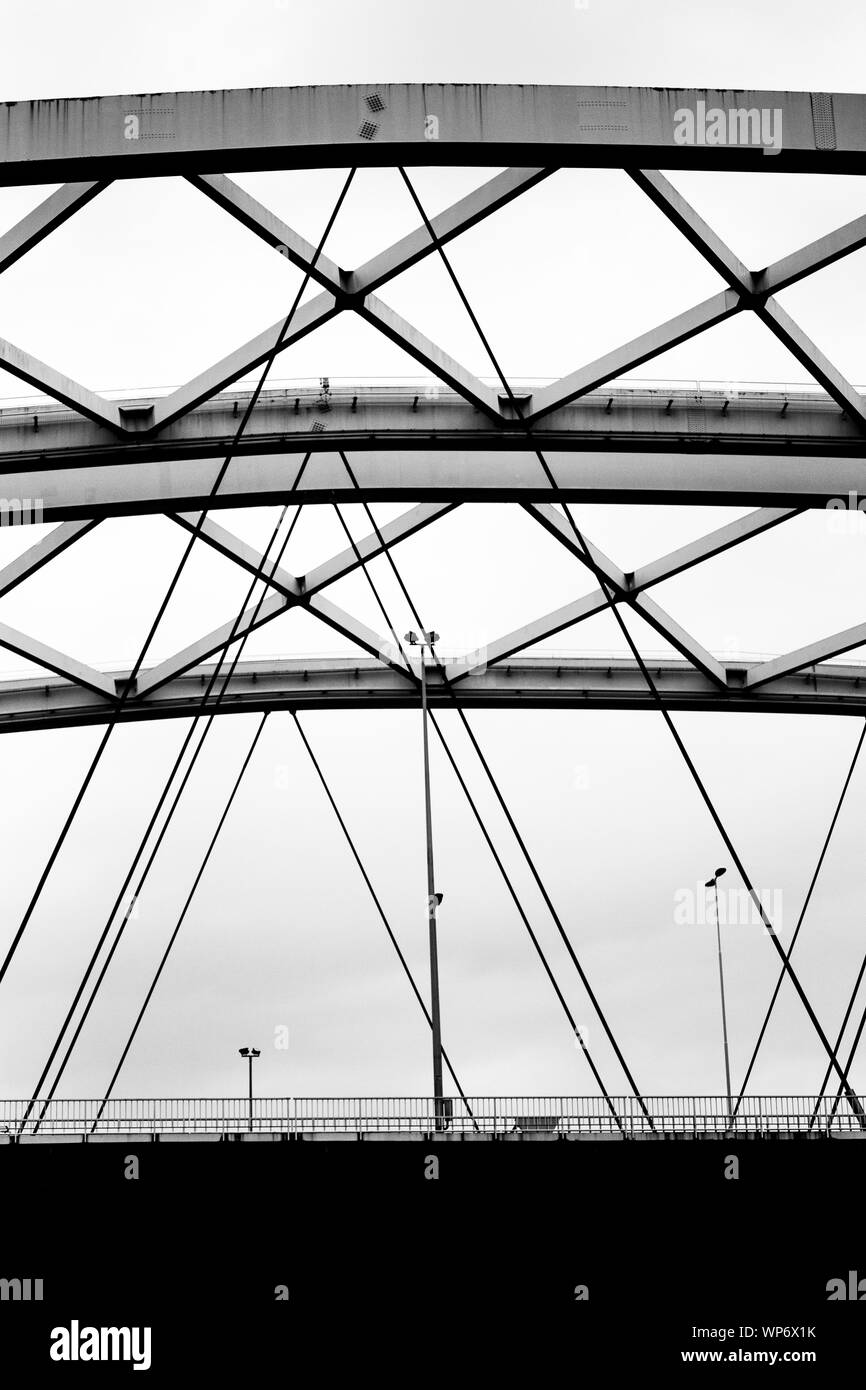 Struktur der Stahlträger und Kabel in Schwarz und Weiß Stockfoto