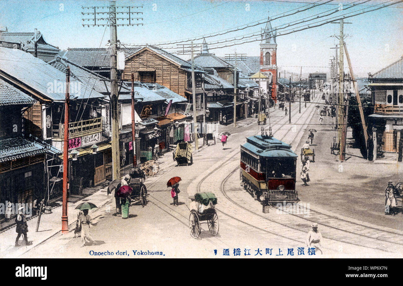 [1900s Japan - Japanische Straßenbahnen in Yokohama] - eine Straße Auto, Rikschas und Fußgänger auf Onoecho Dori, Yokohama, Kanagawa Präfektur. Als dies für Sie Ginko Bank, am 15. Dezember eröffnet, 1907 (Meiji 40), die noch nicht auf diesem Foto erschien, kann es vor diesem Zeitpunkt datiert werden. 20. jahrhundert alte Ansichtskarte. Stockfoto