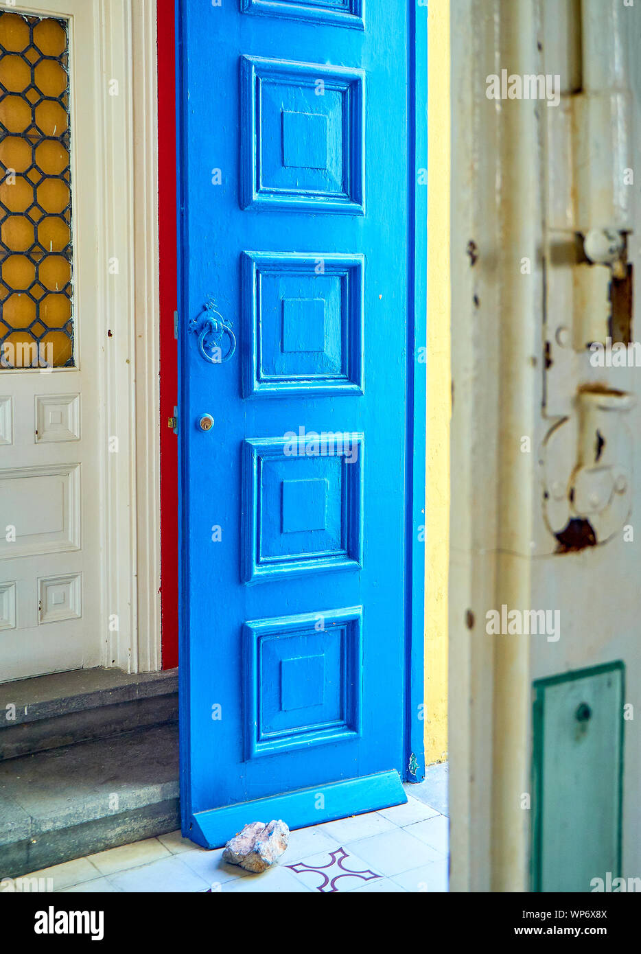 Eine typische Arabische blau Holztür in der Medina. Stockfoto