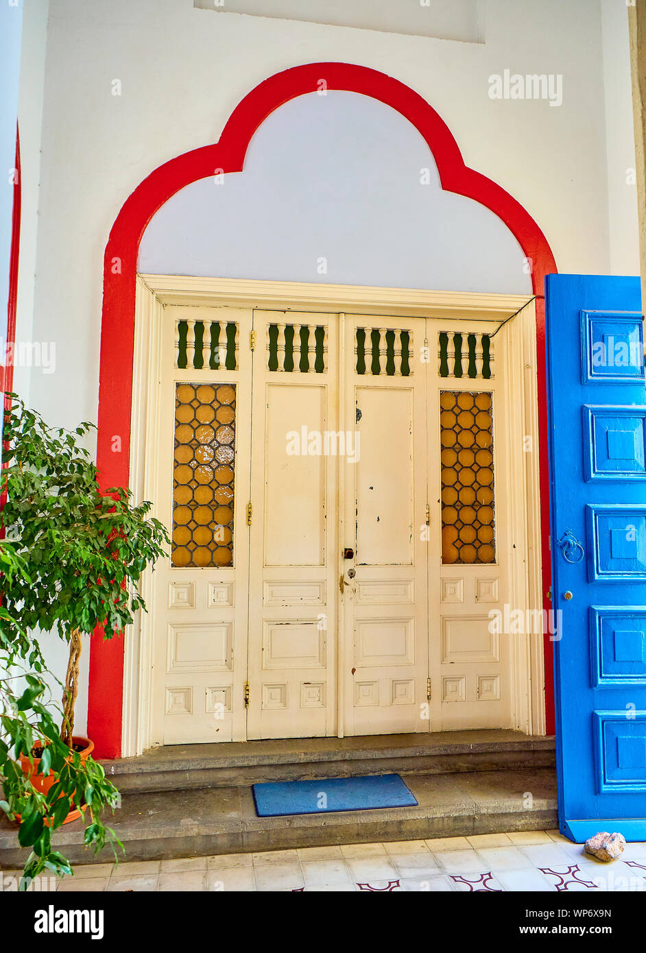 Eine typische Arabische weiße hölzerne Tür in der Medina. Stockfoto