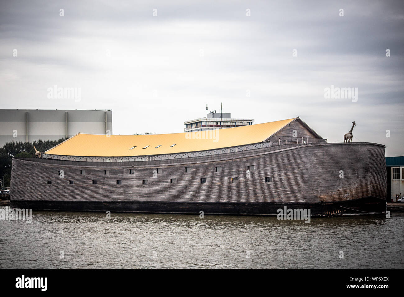 KRIMPEN AAN DE IJSSEL, Niederlande - September 3, 2018: Blick auf die Arche Noah Replik entlang des Flusses in der Niederlande gesehen. Stockfoto