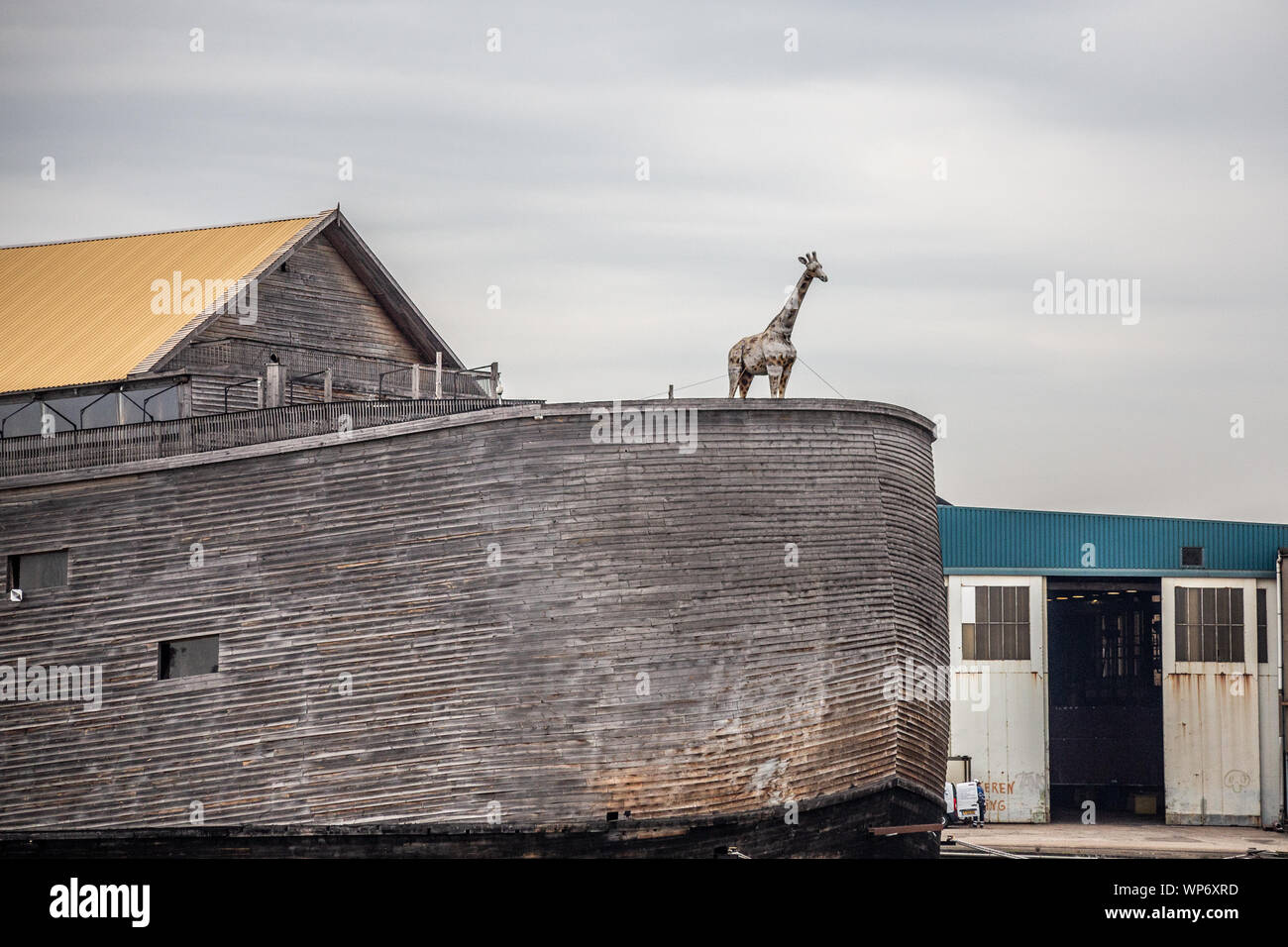 KRIMPEN AAN DE IJSSEL, Niederlande - September 3, 2018: Blick auf die Arche Noah Replik entlang des Flusses in der Niederlande gesehen. Stockfoto