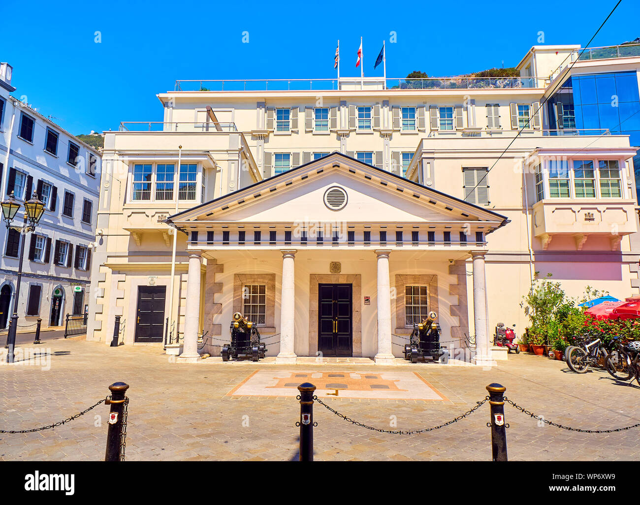 Kloster, umgangssprachlich in Gibraltar als Nummer 6, dem Hauptsitz von Ihrer Majestät Regierung von Gibraltar, Großbritannien bekannt. Stockfoto