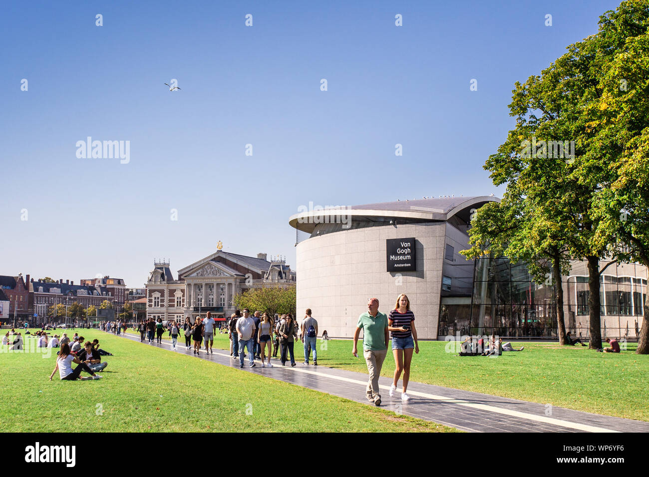 AMSTERDAM, Niederlande - 2 September, 2018: Blick auf Van Gogh Museum von draußen mit Menschen gesehen. Stockfoto