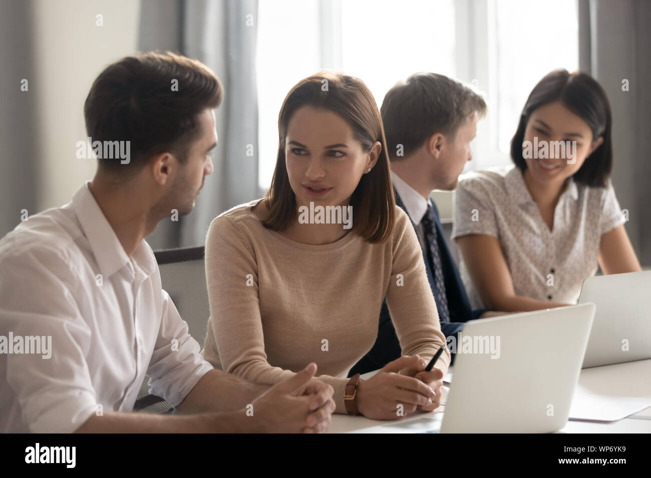 Konzentrierte Mitarbeiter an Coworking Space in internationalen Unternehmen Office arbeiten. Stockfoto