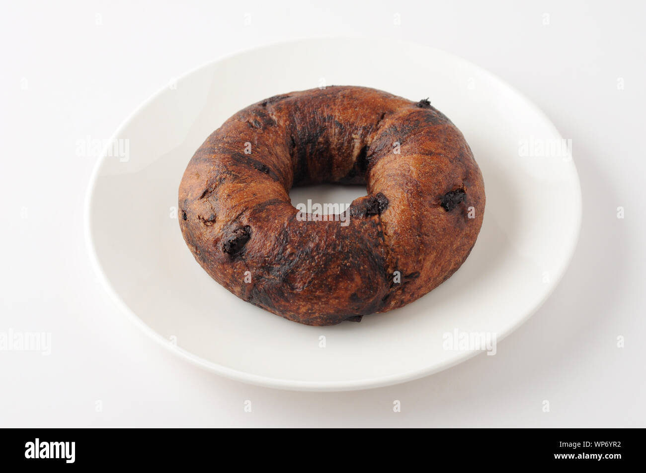 Chocolate Chip bagel Brot closeup auf weißem Hintergrund Stockfoto