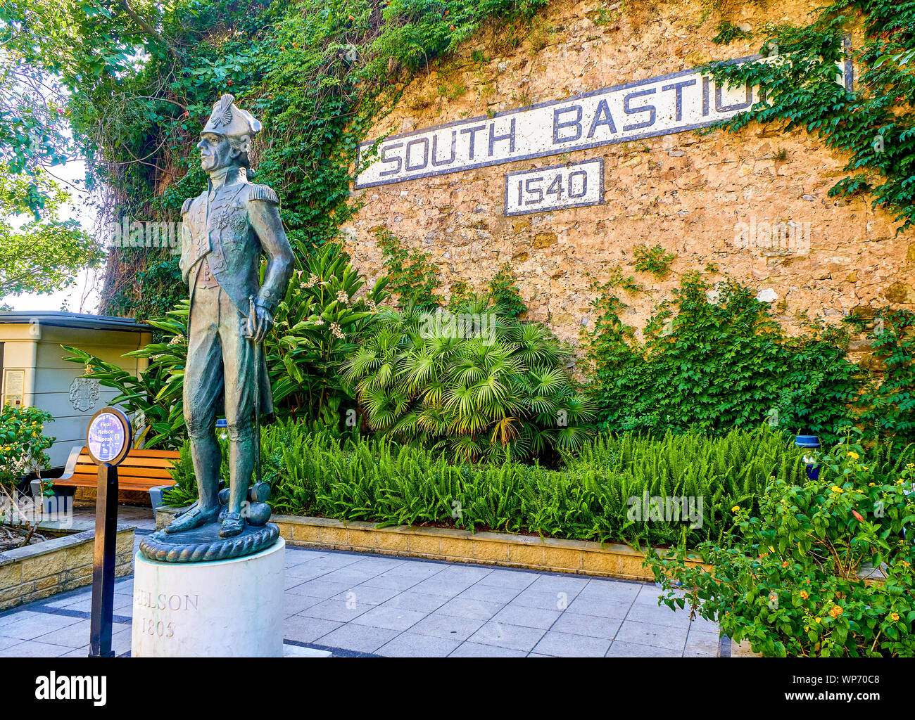 South Bastion der Festung von Gibraltar, mit der Lord Nelson Denkmal im Vordergrund. Gibraltar, Großbritannien. Stockfoto