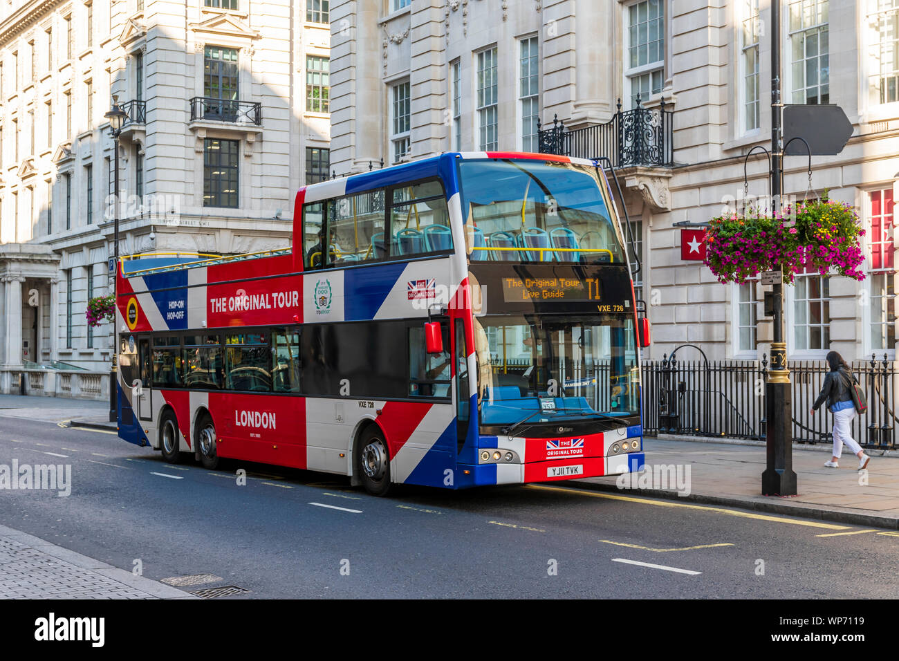 Einem oben offenen Sightseeing Bus in London wartet auf einige Passagiere Stockfoto