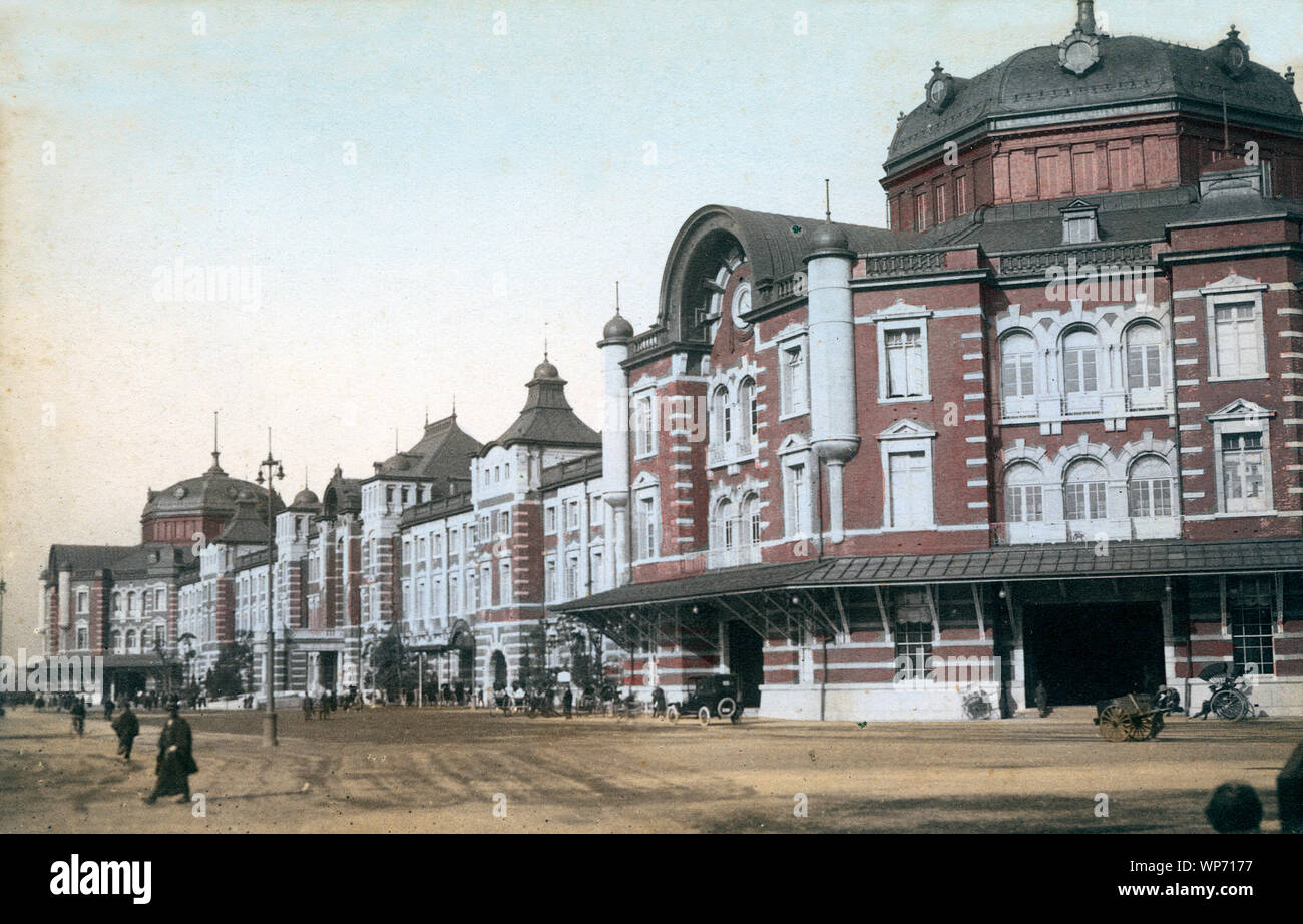 [1910s Japan - Tokyo Station] - Tokyo Station, in der Marunouchi Businessviertels von Tokio entfernt, in der Nähe des Imperial Palace und die Ginza Einkaufsviertel. Das Gebäude wurde von dem Architekten Tatsuno Kingo (辰野金吾, 1854-1919) Japans Sieg im Russisch-Japanischen Krieg zu feiern. Die Station wurde am 18. Dezember abgeschlossen, 1914 (taisho 3) und am 20. geöffnet. 20. jahrhundert alte Ansichtskarte. Stockfoto