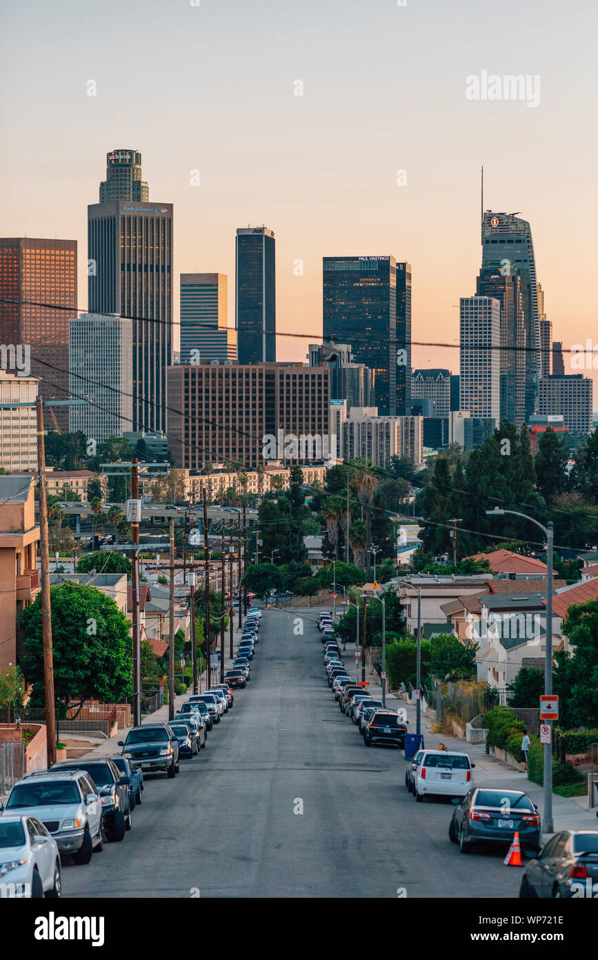 Beaudry Straße und der Innenstadt von Los Angeles Skyline bei Sonnenuntergang, Los Angeles, Kalifornien Stockfoto