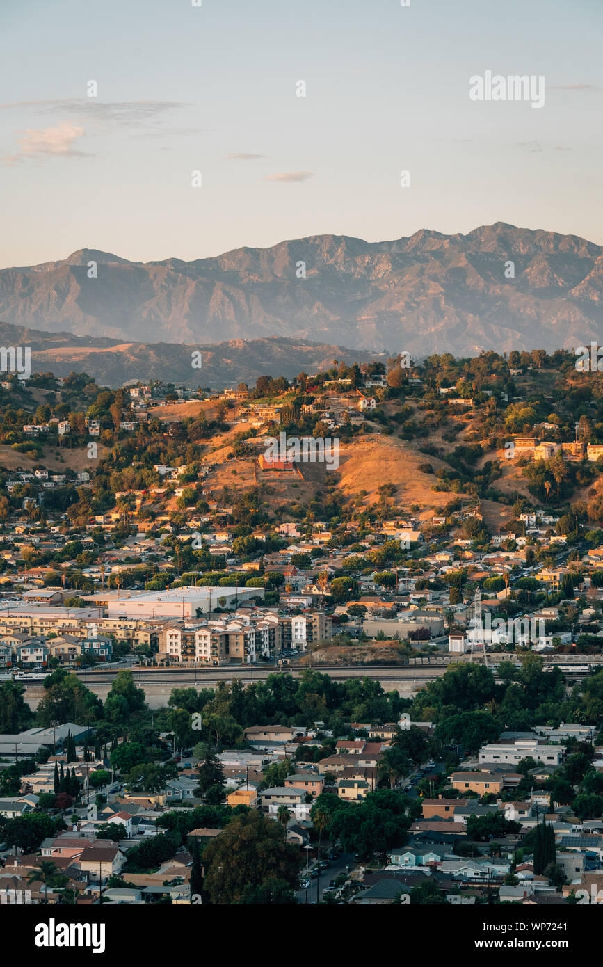 Ansicht von Nordosten Los Angeles und die San Gabriel Mountains von Elysian Park, in Los Angeles, Kalifornien Stockfoto