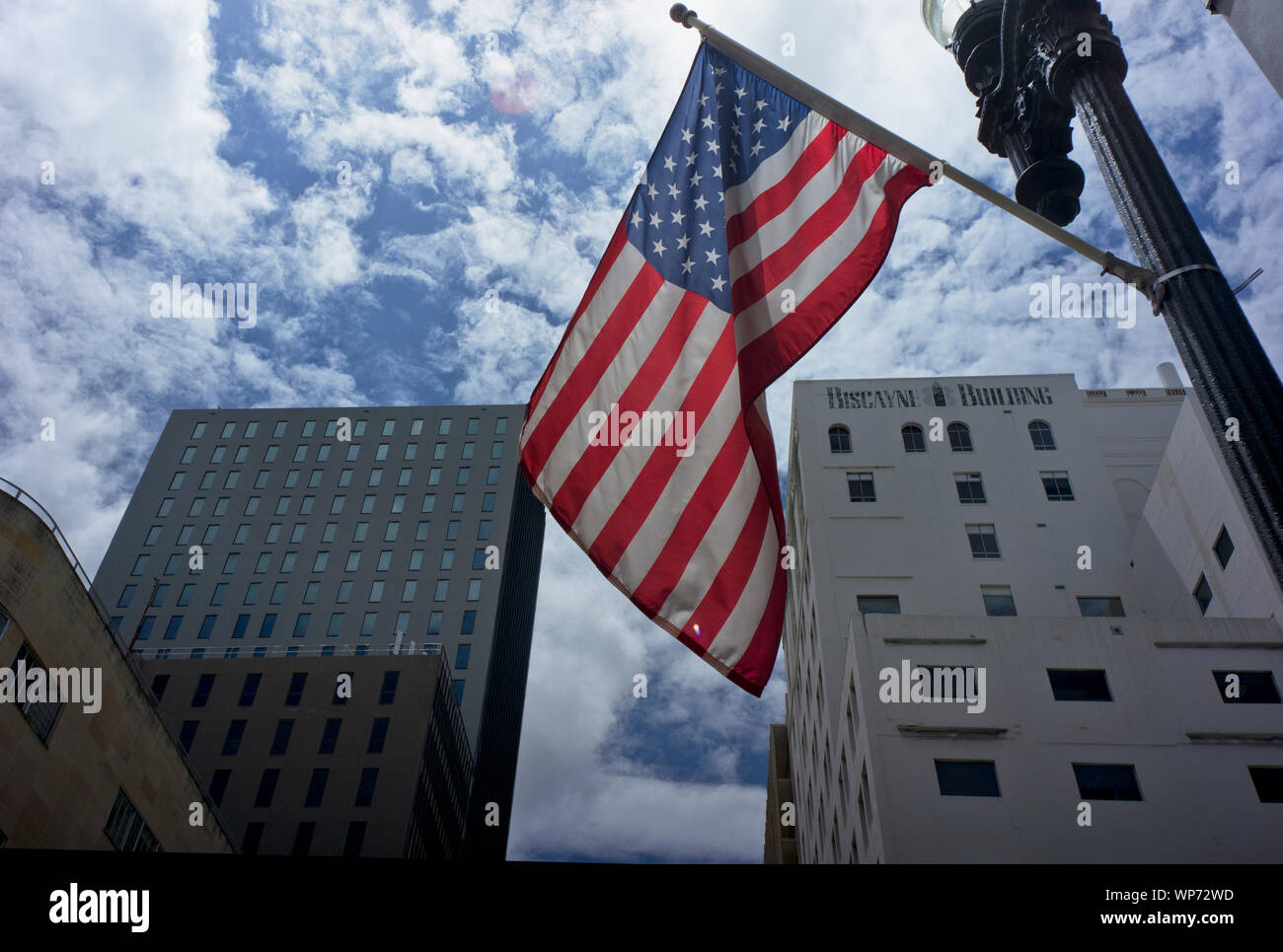 Ansicht der amerikanischen Flagge und Gebäude in der Altstadt von Downtown Miami, Florida, USA Stockfoto