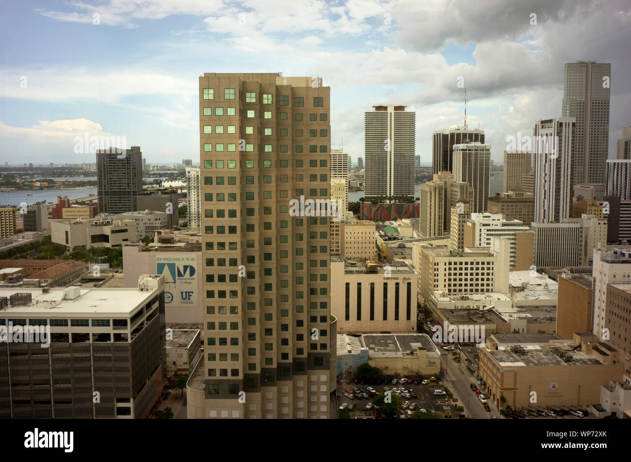 Downtown Miami, Florida East suchen mit Gerichtsgebäude Center Gebäude dominiert die Ansicht. Stockfoto