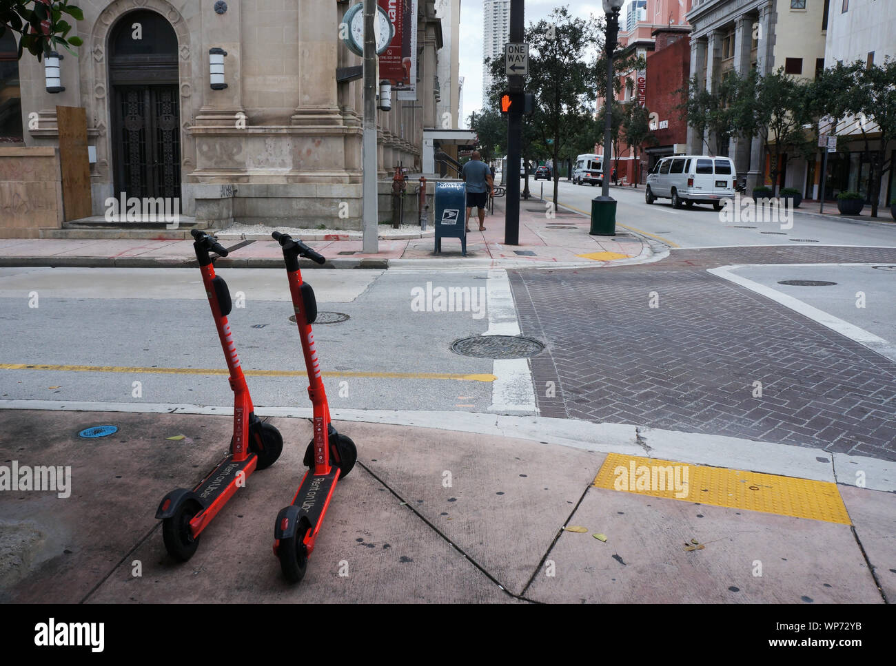 Anzeigen von NE 1 und NE 1. Avenue im historischen Viertel von Downtown Miami mit zwei Elektroroller zum Mieten zur Verfügung Stockfoto