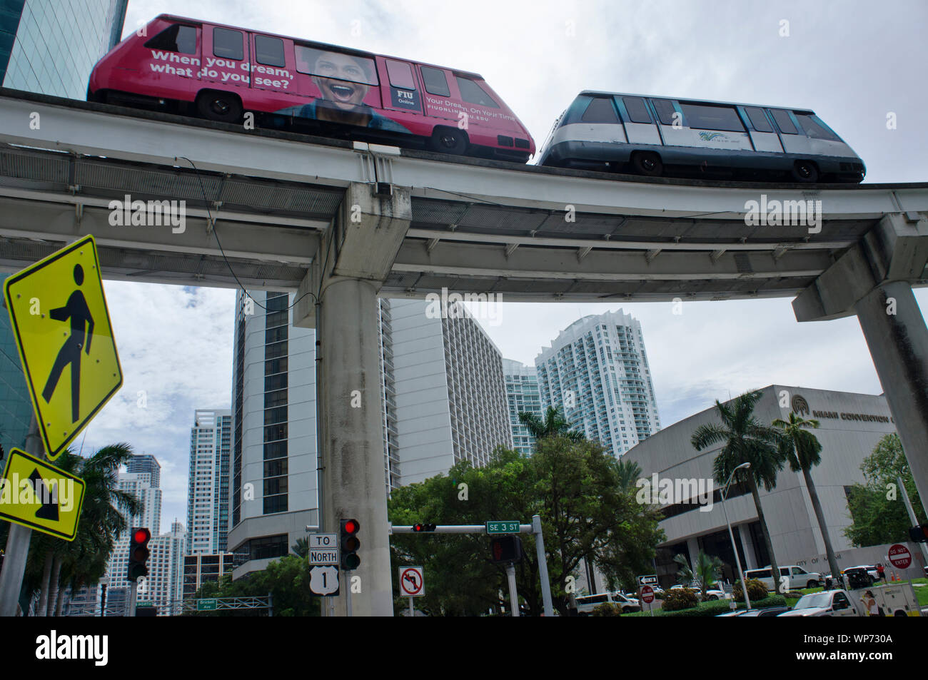 Blick auf Miami Metromover erhöhte automatische Mass Transit doppel Autos in der Innenstadt von Miami auf SE 3rd Street. Knight Center und Brickell im Hintergrund. Stockfoto