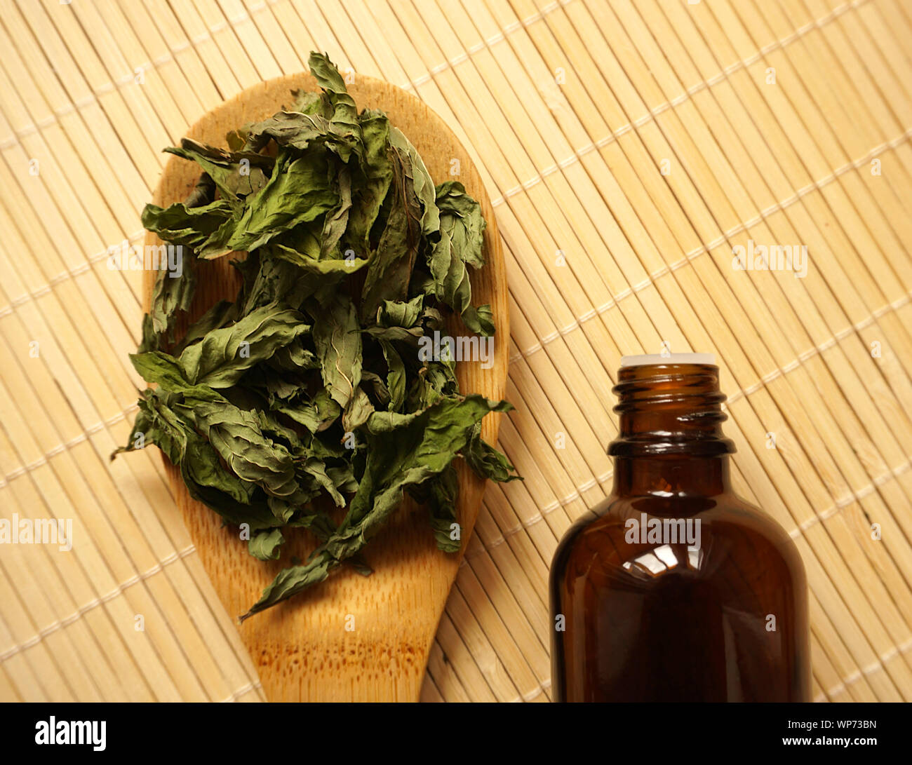 Minze für medizinische, Naturkosmetik oder gesunde Kräuter Konzept. Getrocknete kraut Blätter auf Holz- Hintergrund mit Kopie Raum Stockfoto