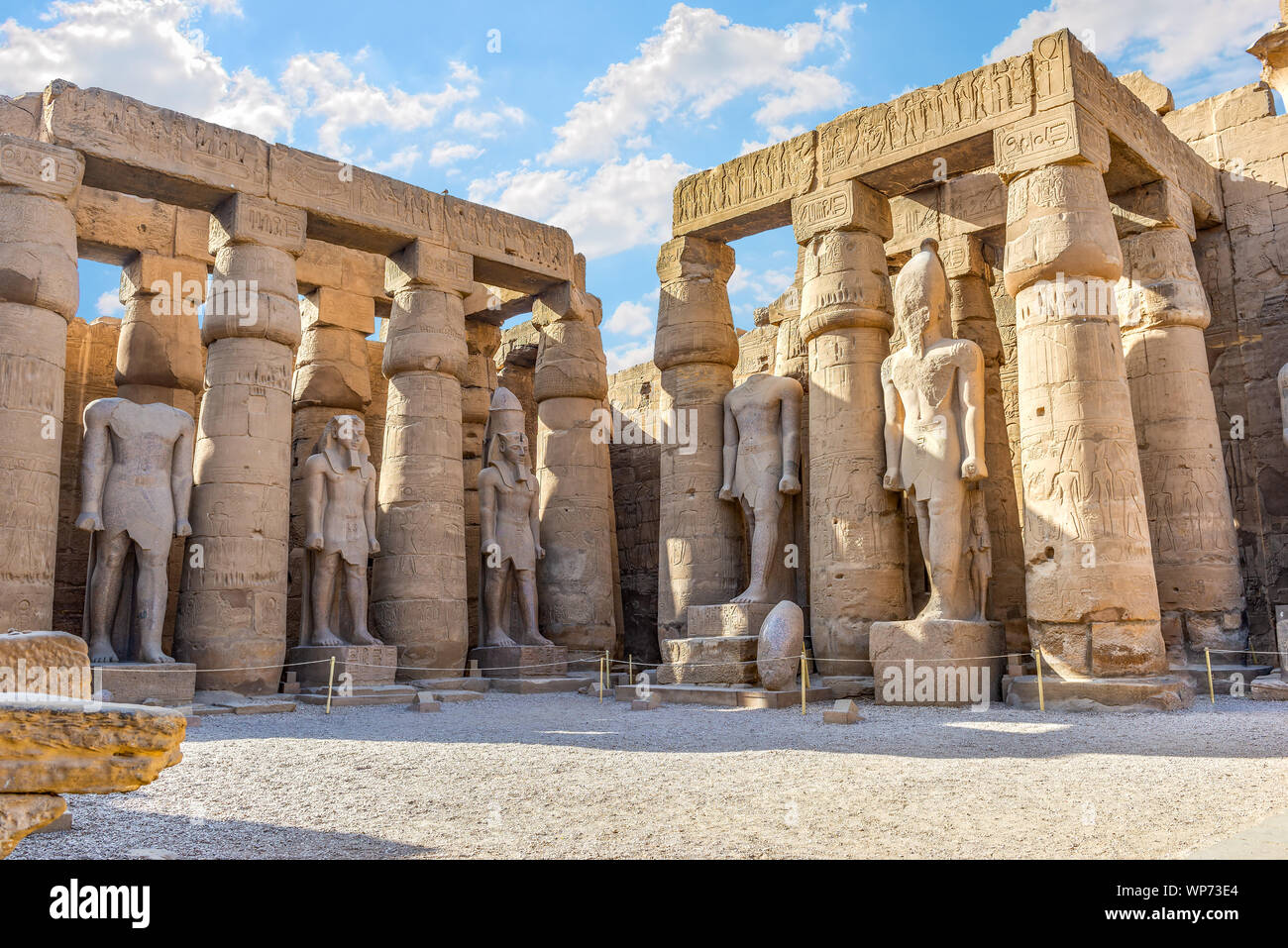 Statuen und Spalten in den Tempel von Luxor, Ägypten Stockfoto