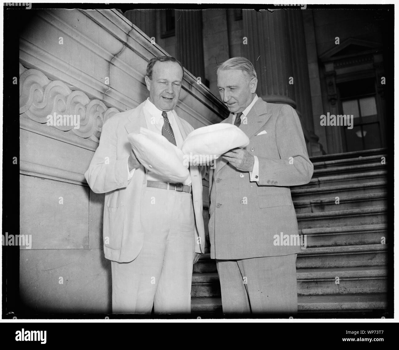 Größte und kleinste Köpfe im Senat. Washington, D.C., am 15. Juni. Ein Geschenk des Lichts Sommer Stopfen für die Senatoren nach Hause gehen heute bekannt, dass Senator Robert J. Bulkley, Ohio, trug eine Größe 73/4 hat die größte Kopf im Senat und Senator Walter F. George, (rechts) die kleinste mit einer Kappe Größe von 63/4 ist eine perfekte Passform, 6/15/38 Stockfoto