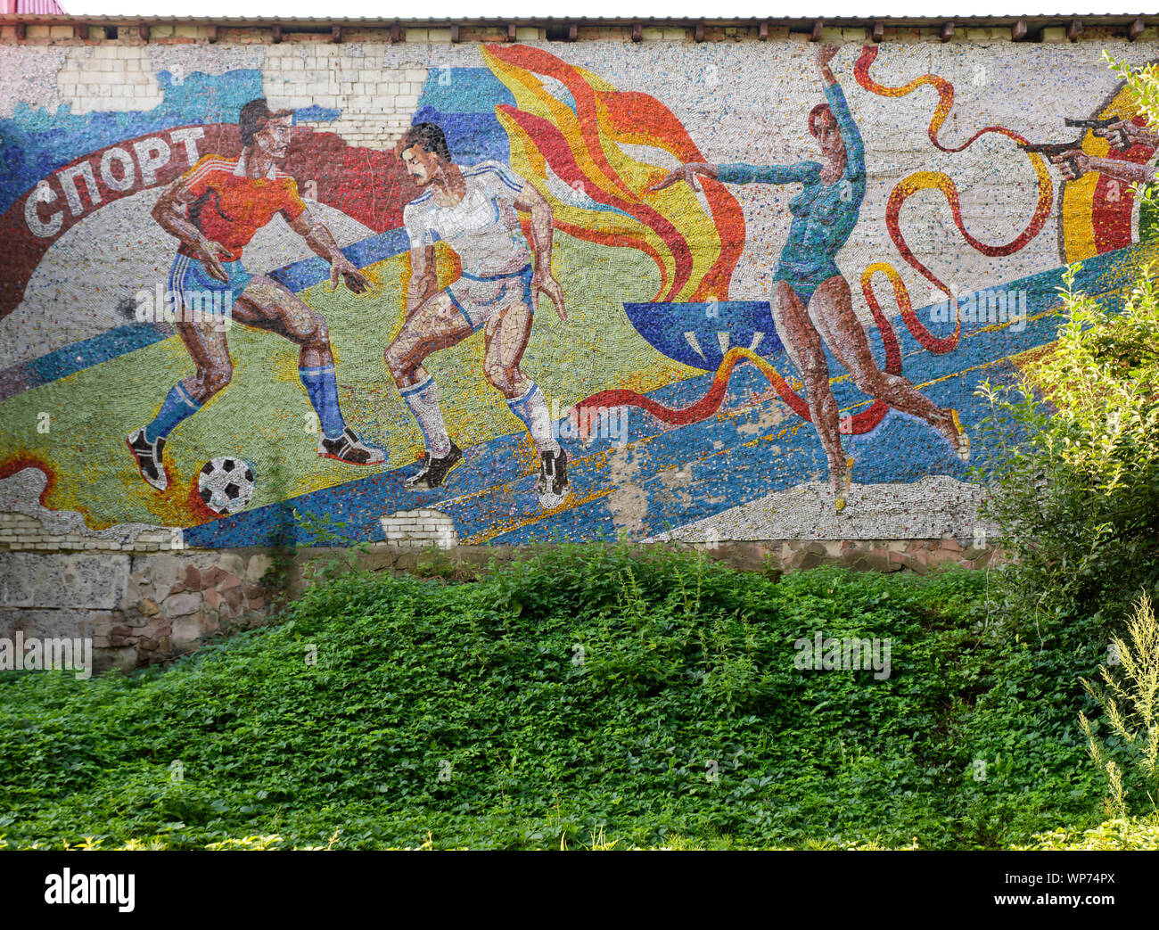 Sowjetische Mosaikwänden verfallen, Sport auf Gebäude in SKA sporting compelx in Lemberg, Ukraine. Übersicht Fußball und Gymnastik Stockfoto
