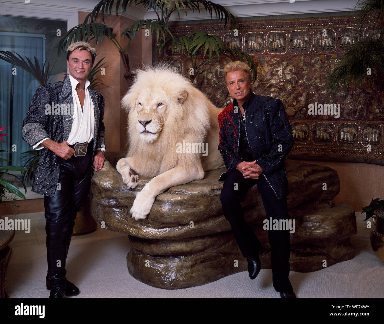 Las Vegas illusionisten Siegfried & Roy (rechts) und einem großen Katzen  Freund, in ihrem Mirage Hotel und Resort Apartment, vor Roy's Karriere -  Lähmendes Übel zurichten von einem weißen Tiger während eines