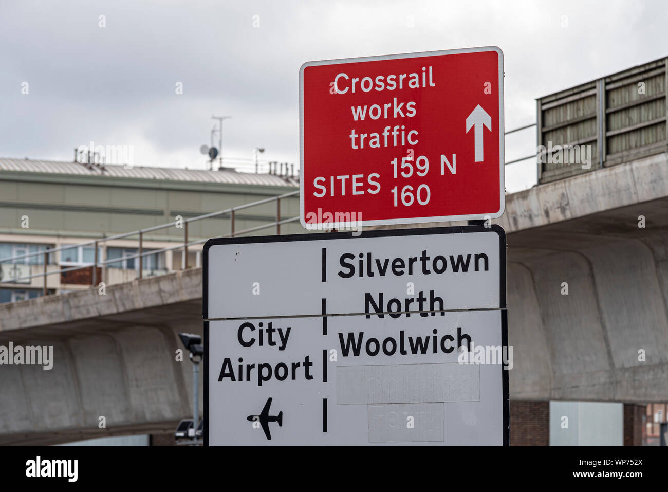 Verkehrsschild Crossrail Works in der Nähe des London City Airport, London, Großbritannien. Baustellenschild. Wegbeschreibung zum Projektstandort Stockfoto