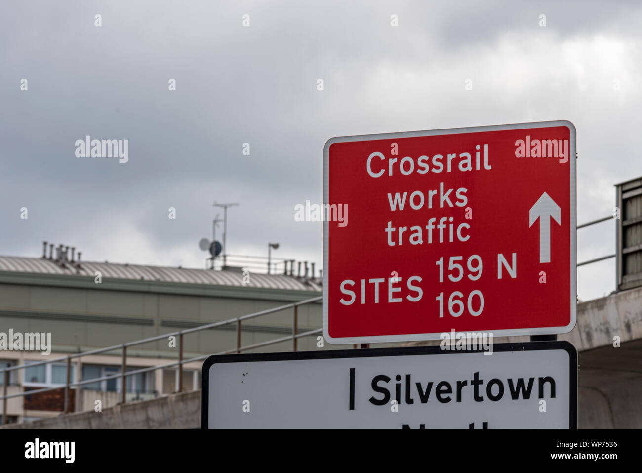 Verkehrsschild Crossrail Works in der Nähe des London City Airport, London, Großbritannien. Baustellenschild. Wegbeschreibung zum Projektstandort Stockfoto