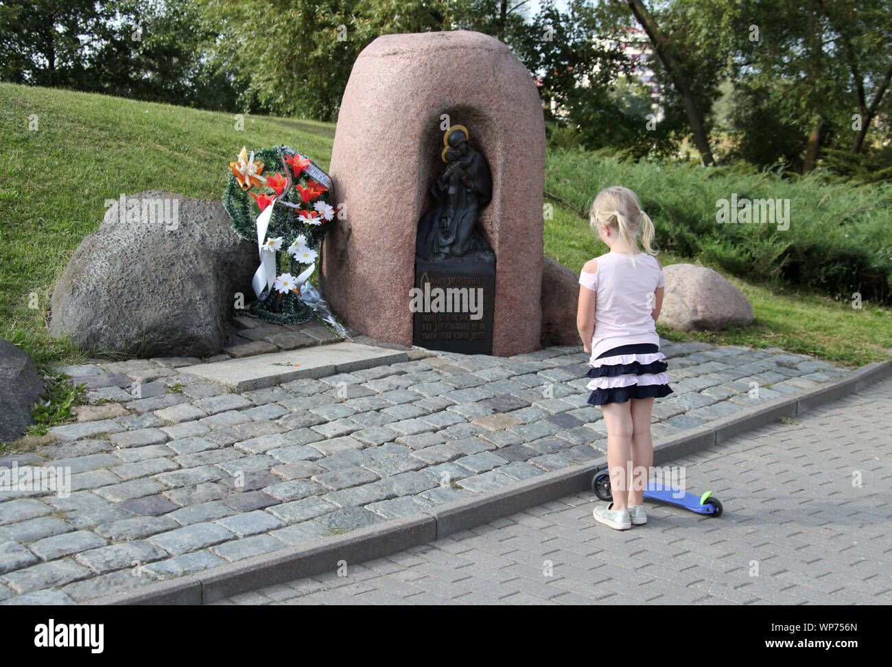 Junge Mädchen auf der Insel der Tränen in Minsk. Stockfoto