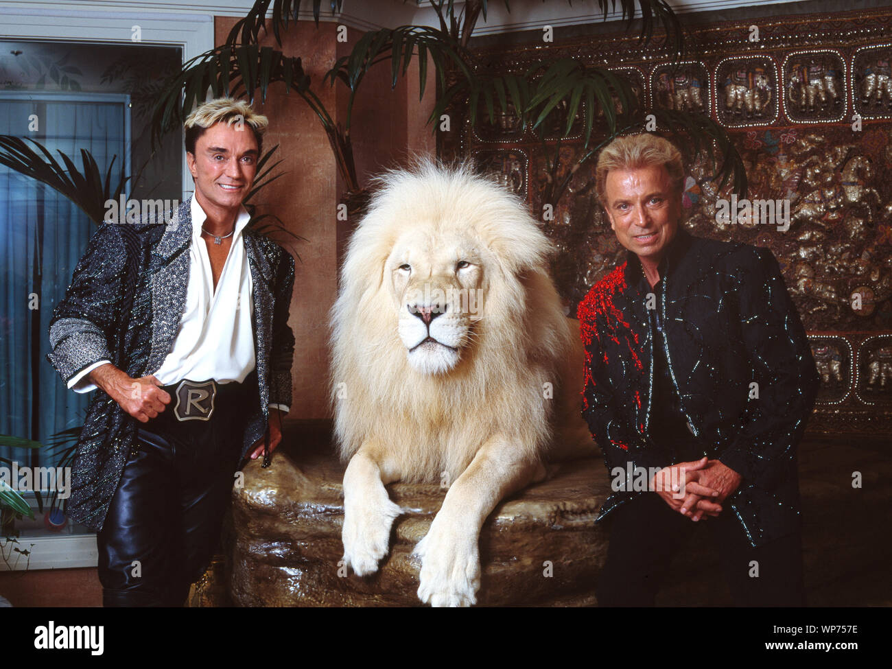 Las Vegas, Nevada der Dachverkleidung illusionisten Siegfried & Roy (Siegried Fischbacher und Roy Horn) in Ihrer privaten Wohnung im Mirage Hotel am Las Vegas Strip, zusammen mit einem ihrer Durchführung von Weißen Löwen Stockfoto