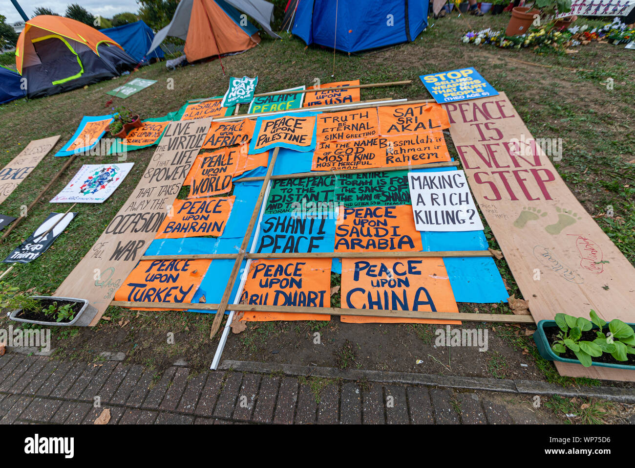 Protest encampment bei Defence and Security Equipment International DSEI arme Fair Trade Show, ExCel, London, UK. Die Demonstranten zelten. Camp. Frieden China Stockfoto