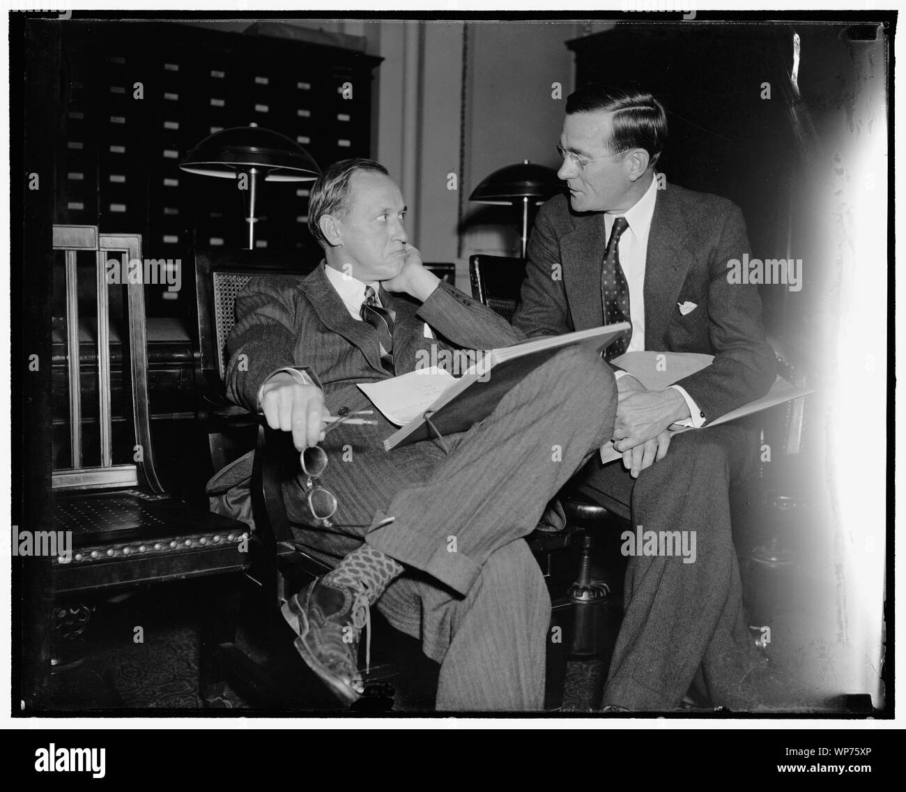 Last minute drängeln. Washington, D.C., den 20. April. Nach unten eingelegt mit Fakten und Zahlen, die auf Präsident Roosevelts $ 4,512,000,000 Recovery Drive, WPA Administrator Harry Hopkins (links) und sein erster Assistent Chief Aubrey Williams, warten auf die Eröffnung des Haus-bewilligungsausschuHörfähigkeit heute, wo Sie öffentlichen Planungen für das neue Laufwerk der Verwaltung gegen die Depression, 4/20/38, Stockfoto