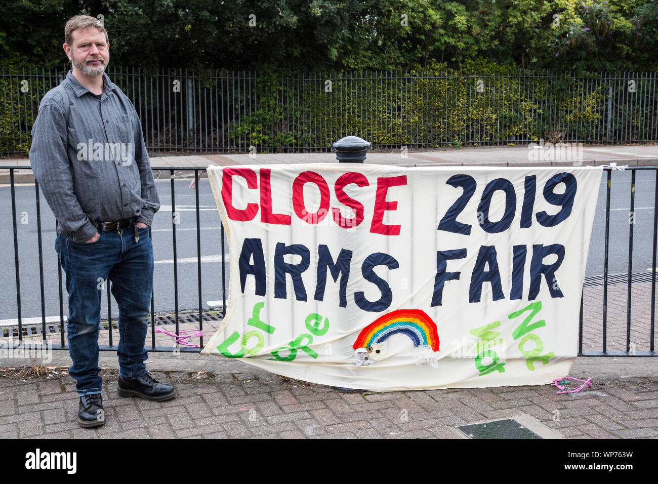 London, Großbritannien. 7. September 2019. Ein Aktivist steht außerhalb ExCel London mit einem Banner am sechsten Tag der Stop die Arme Fair Proteste gegen DSEI, der größten Waffen der Welt. Am sechsten Tag der Proteste war als Fest der Widerstand in Rechnung gestellt und inbegriffene Leistungen, Unterhaltung für Kinder und Workshops sowie Aktivitäten, die Lieferungen an ExCel London für die Arme fair zu stören. Credit: Mark Kerrison/Alamy leben Nachrichten Stockfoto