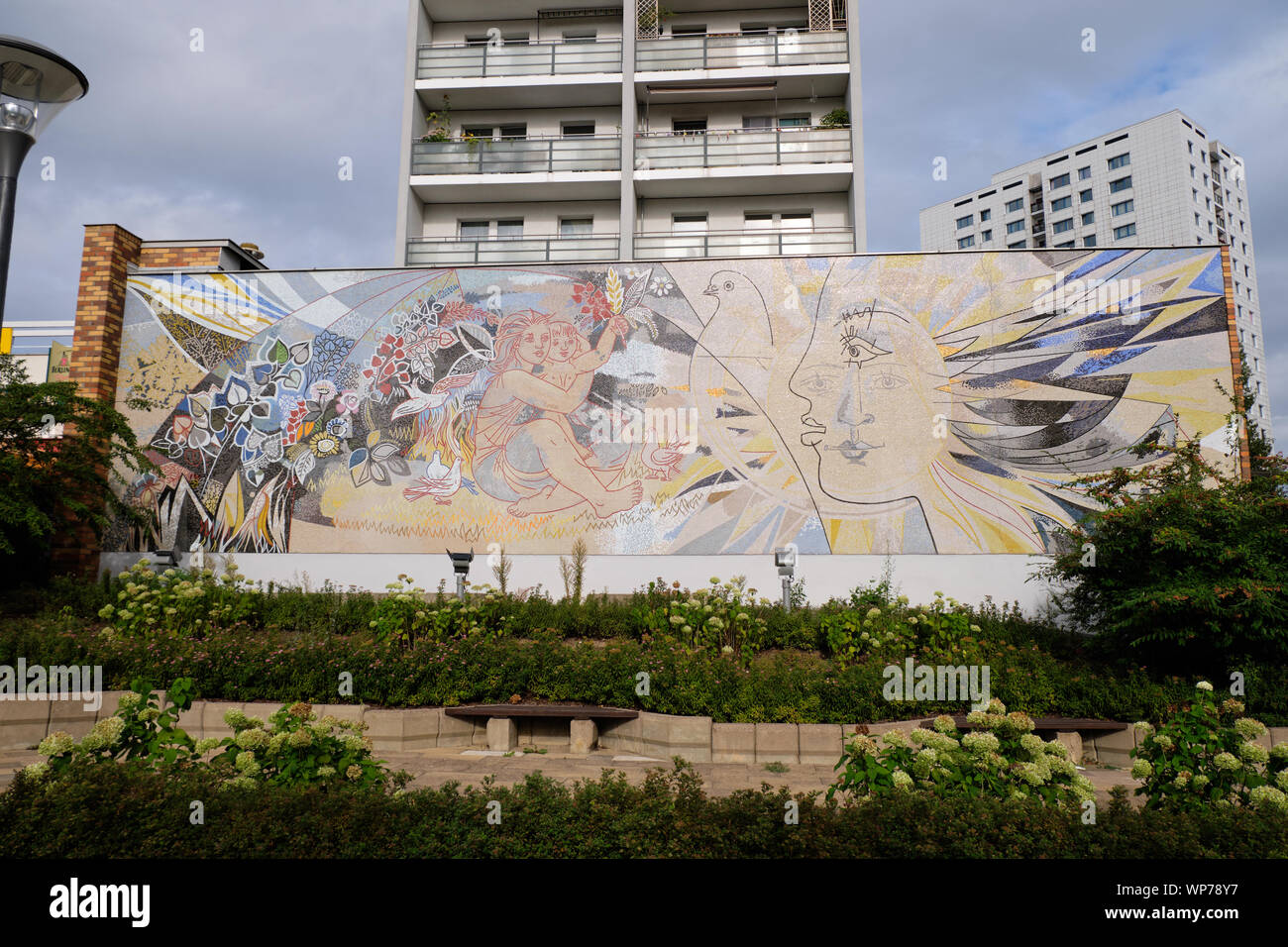 Sozialistische Mosaik Wand konzipiert von Walter Womacka mit dem Titel Frieden in die Marzahner Promenade brutalist Nachbarschaft von Berlin Stockfoto
