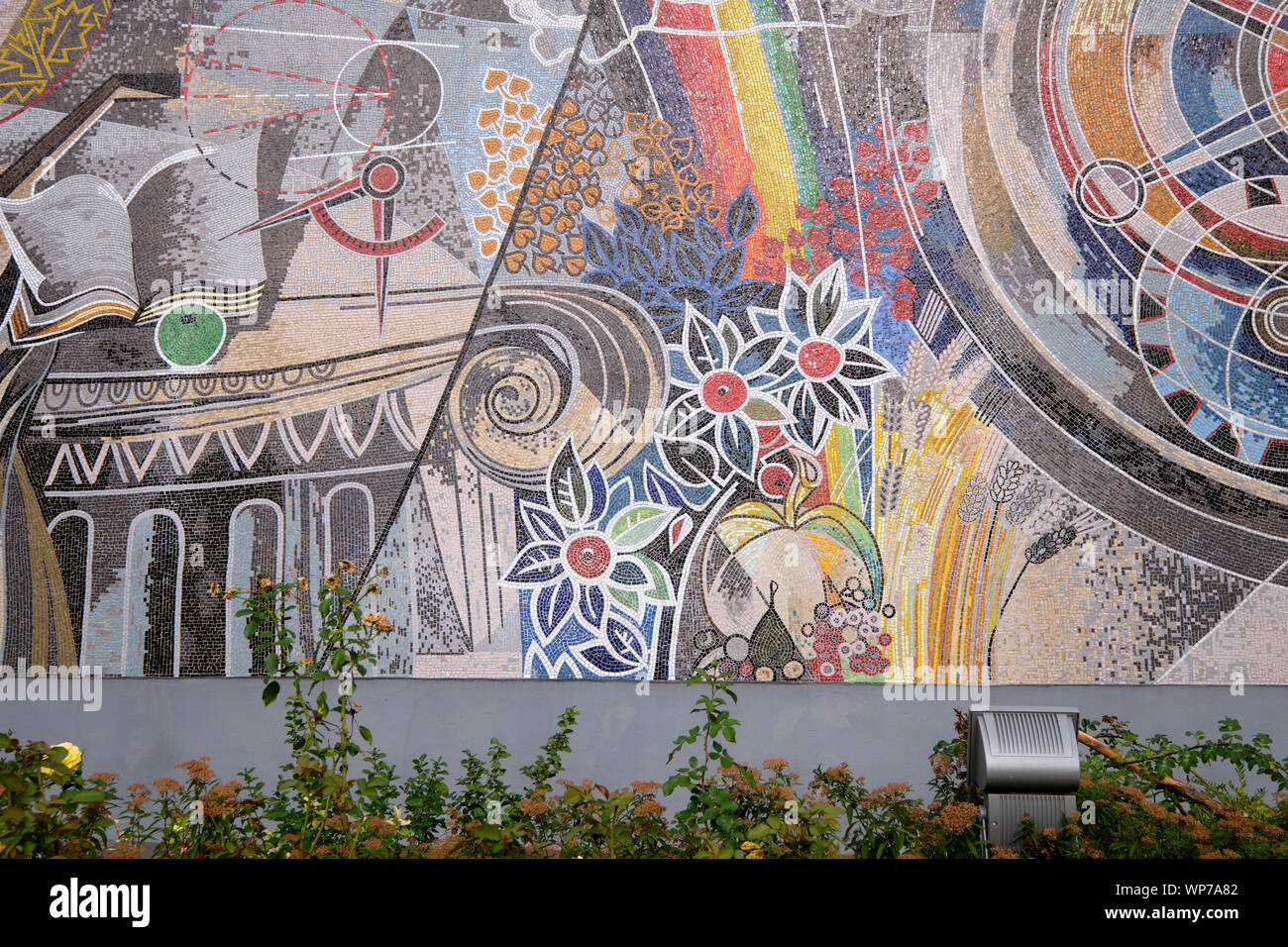 Highlight des sozialistischen Mosaik Wand konzipiert von Walter Womacka mit dem Titel "Arbeitsmarkt für das Glück der Menschen in die Marzahner Promenade Stockfoto