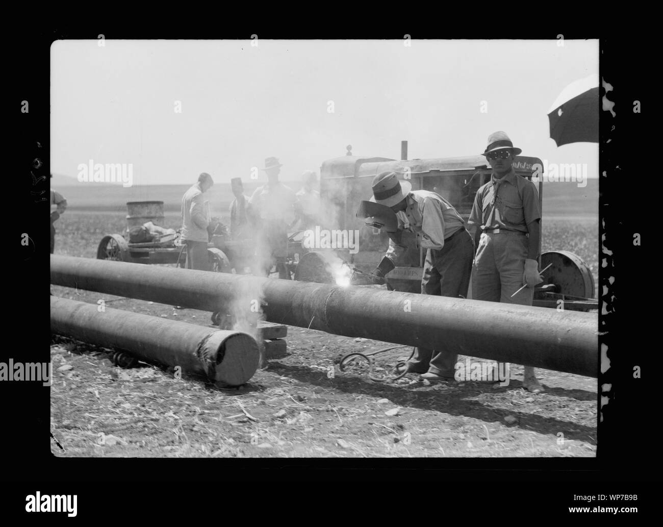 Verlegung der Rohrleitung des Irak Petroleum Company auf der Ebene von Esdraelon, Juli 1933. Schweißen der Rohrleitung. Durch die elektrische Flotte schweißen Methode Stockfoto