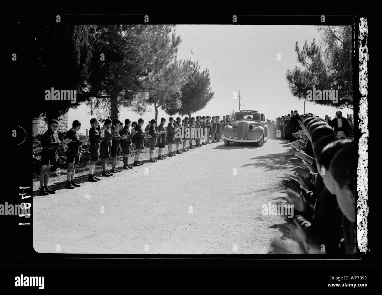 Festlegung der Grundstein in Ramallah für städtische Schule, 07.11.23," 40. Herr, Keith Roach man das Auto zwischen Linien der Pfadfinder Stockfoto