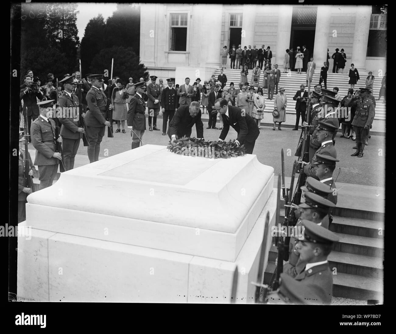 Festlegung der Kranz am Grab des Unbekannten Soldaten, Arlington National Cemetery, Arlington, Virginia Stockfoto