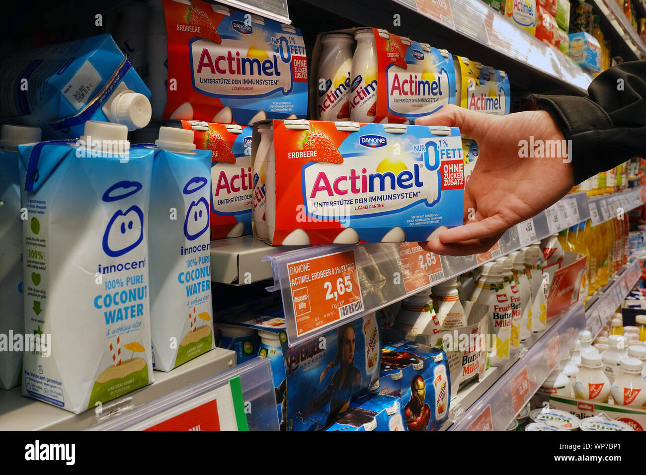 Actimel probiotischer Joghurt in einem Geschäft Stockfoto