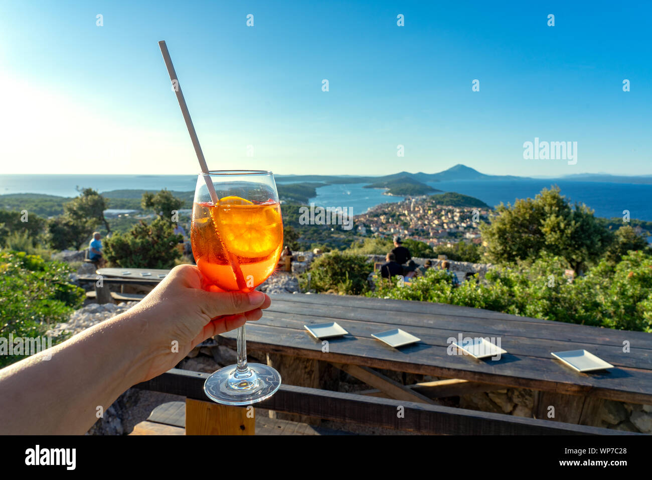 Cocktail mit Blick auf die kroatischen Inseln in der Kvarner Bucht tagsüber Stockfoto