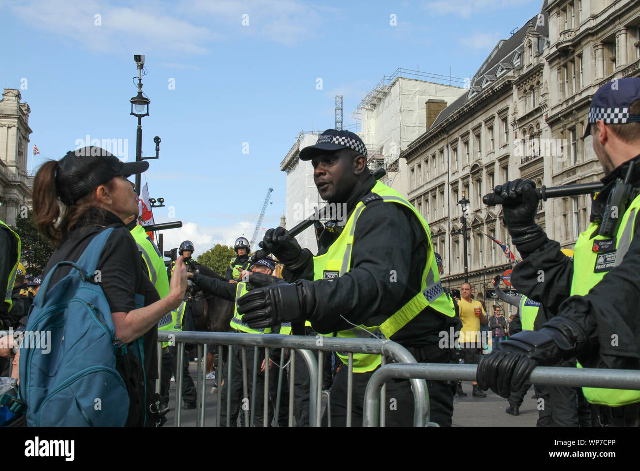 London, Großbritannien. 7. September 2019 - eine probrexit Demonstranten exchnge Worte mit einem Polizei Oficer am Parliament Square als anti Brexit Demonstranten am Parliament Square für Anti-Brexit Kundgebung versammelt. Ein Paar von Pro-Brexit counter-Demonstranten versuchten, die Kundgebung zu stören und die anti-Brexit Demonstranten provozieren durch marschieren durch die Masse halten ein Banner anspruchsvolle Großbritannien zu den WTO-Regeln zurückkehrt. Fotos: David Mbiyu/Alamy leben Nachrichten Stockfoto