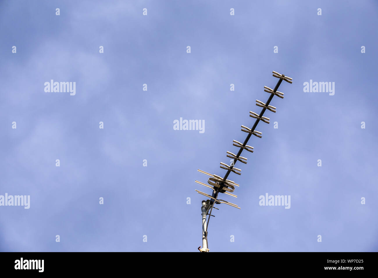 Inländischen TV-Antenne am Haus. Mit blauem Himmel und Wolken hinter sich. Stockfoto