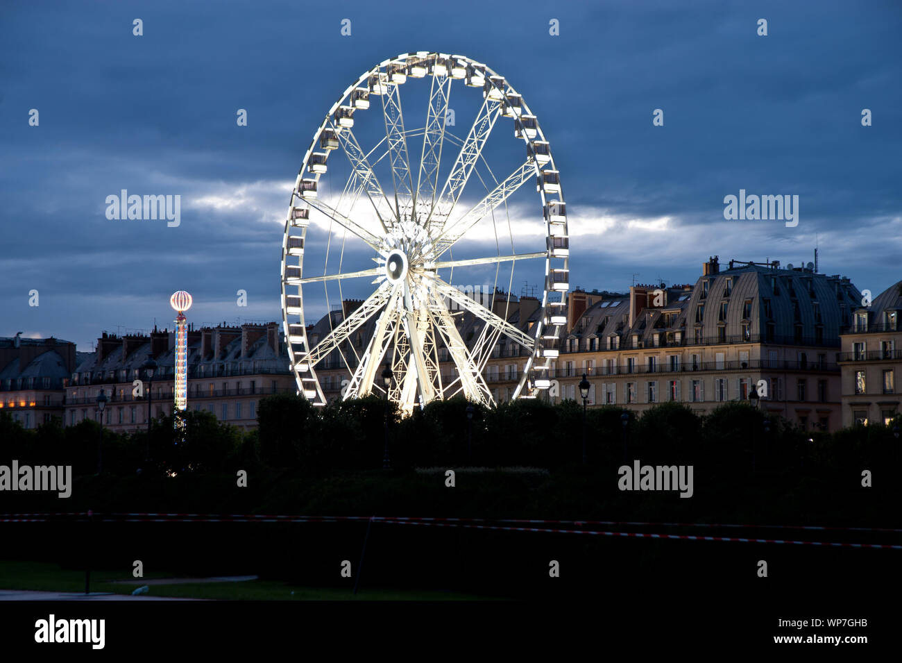 Der Jardin des Tuileries ist ein im französischen Stil gehaltener ehemaliger Barock-Schlosspark beim Louvre in Paris. Die Parkanlage erstreckt sich vo Stockfoto