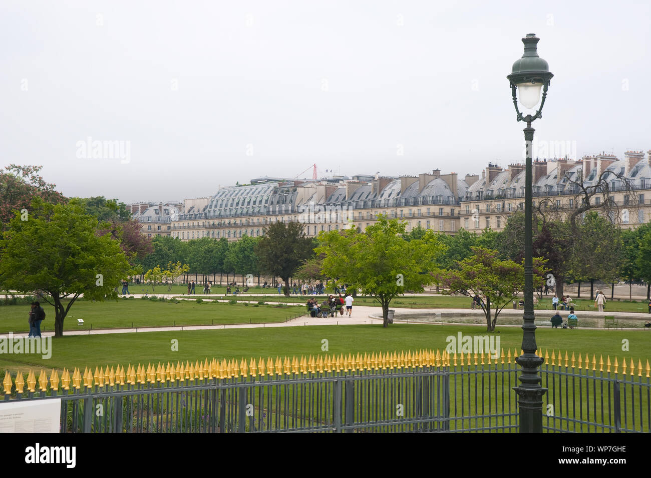 Der Jardin des Tuileries ist ein im französischen Stil gehaltener ehemaliger Barock-Schlosspark beim Louvre in Paris. Die Parkanlage erstreckt sich vo Stockfoto