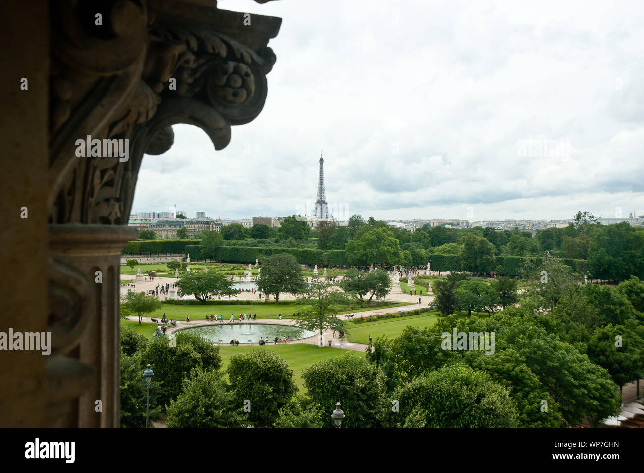 Der Jardin des Tuileries ist ein im französischen Stil gehaltener ehemaliger Barock-Schlosspark beim Louvre in Paris. Die Parkanlage erstreckt sich vo Stockfoto