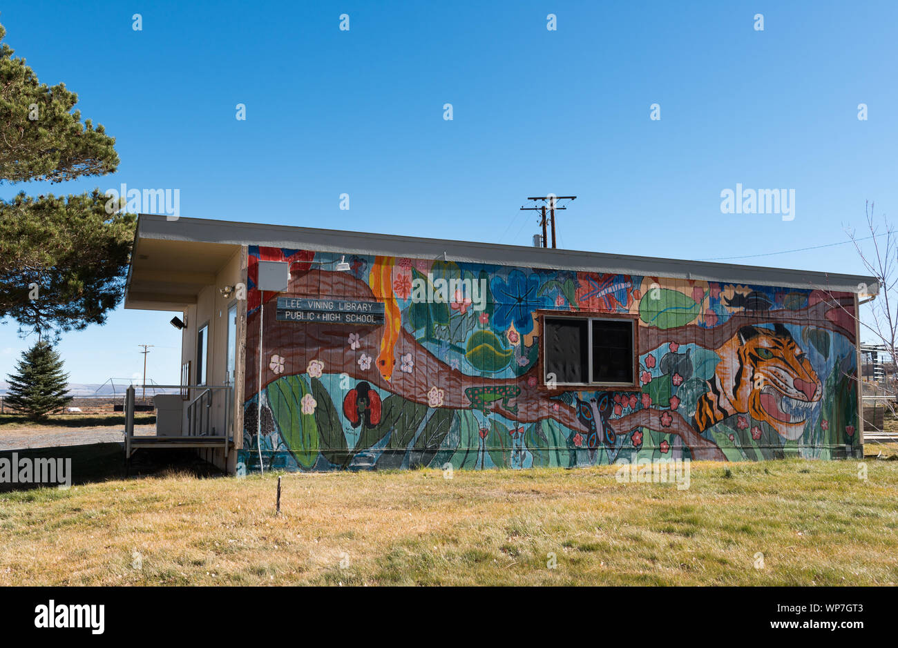 Lee Vining Bibliothek und öffentliche High School, Lee Vining, Kalifornien Stockfoto