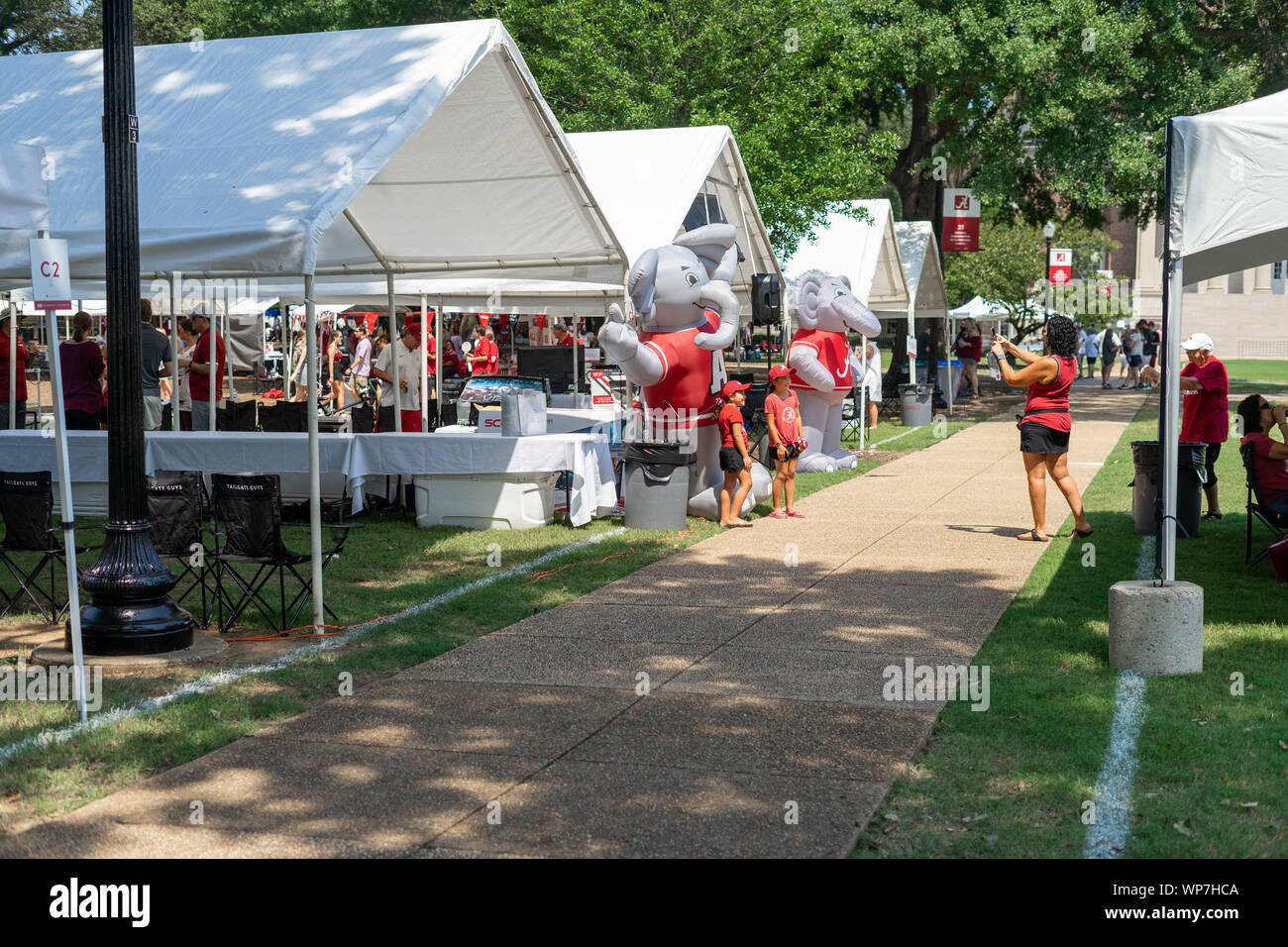 Tuscaloosa, Alabama, USA. 7. Sep 2019. Alabama Fans gehen alle heraus, wenn es zu Hause spiele in Tuscaloosa, Alabama, tailgating kommt. Die Menschen in der Stadt am Samstag, 7. September 2019 Für die Alabama vs New Jersey Spiel. (Bild: © Tim ThompsonZUMA Draht) Stockfoto