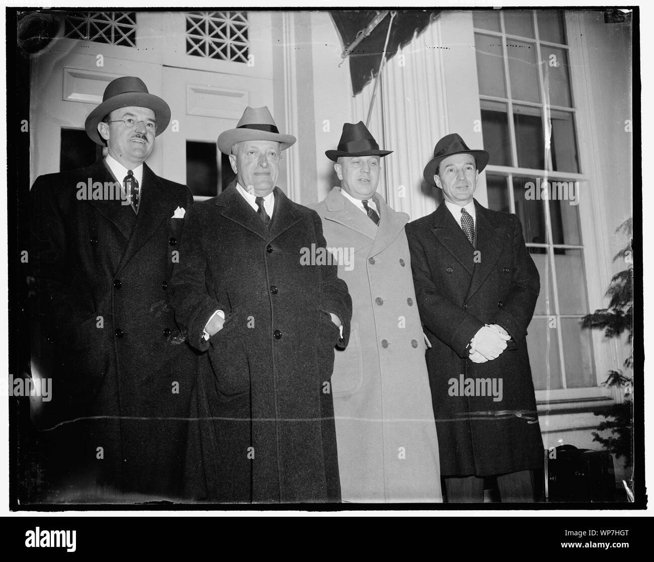Nach rechts: Ernest Kanzler, Universal Credit Co.; Henry Ittleson, Commercial Investment Trust; Senatorin Prentiss Braun, der mich; Edsel Ford, Auto Konferenz im Weißen Haus Links Stockfoto