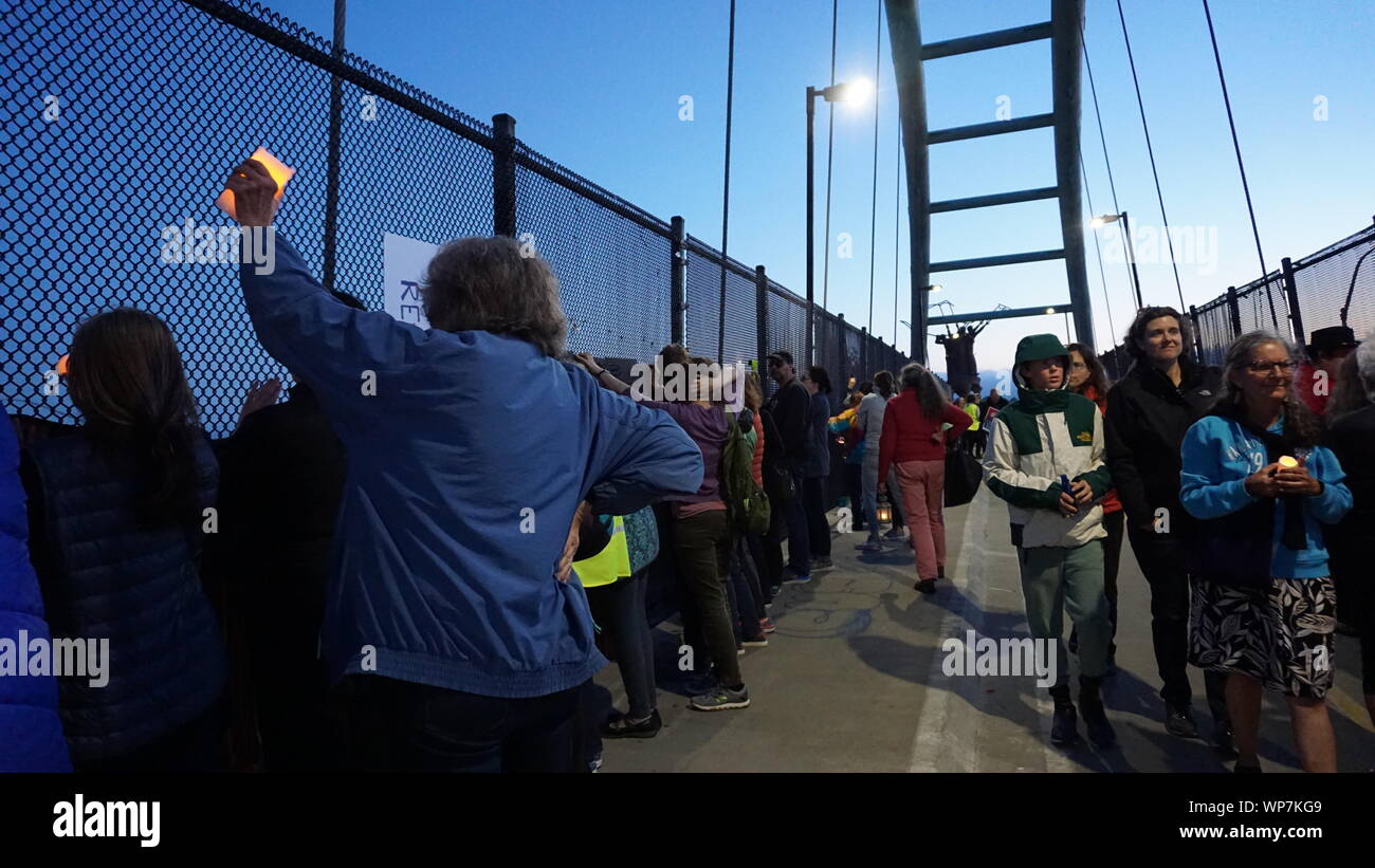 Leuchten für Liberty vigil zu protestieren, die uns Auffanglager an der Grenze. Demonstranten auf dem Berkeley Fußgängerbrücke über die Autobahn 80 mit Kerzen. Stockfoto