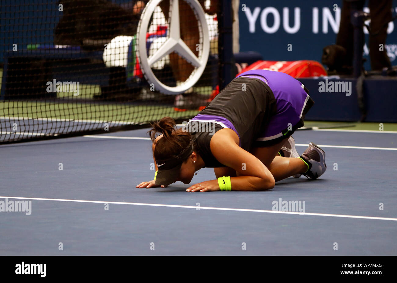 Flushing Meadows, New York, Vereinigte Staaten - 7. September 2019. Bianca Andreescu küsst das Gericht Momente nach dem Sieg über Serena Williams die Damen Einzel Titel bei den US Open heute zu erfassen. Stockfoto