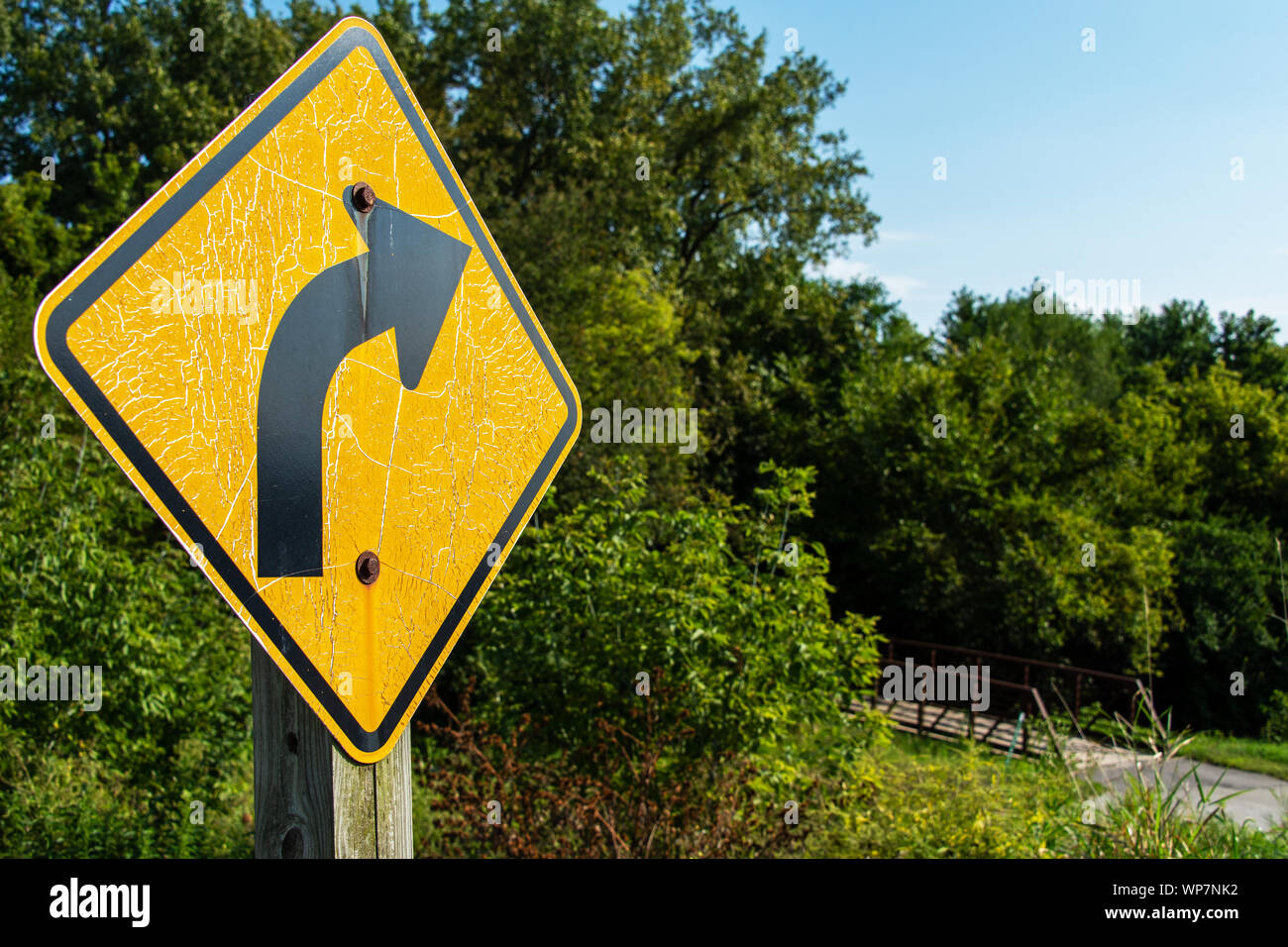 Eine richtige Kurve Zeichen entlang des Jordan Creek Bike Trail in West Des Moines, Iowa. Stockfoto